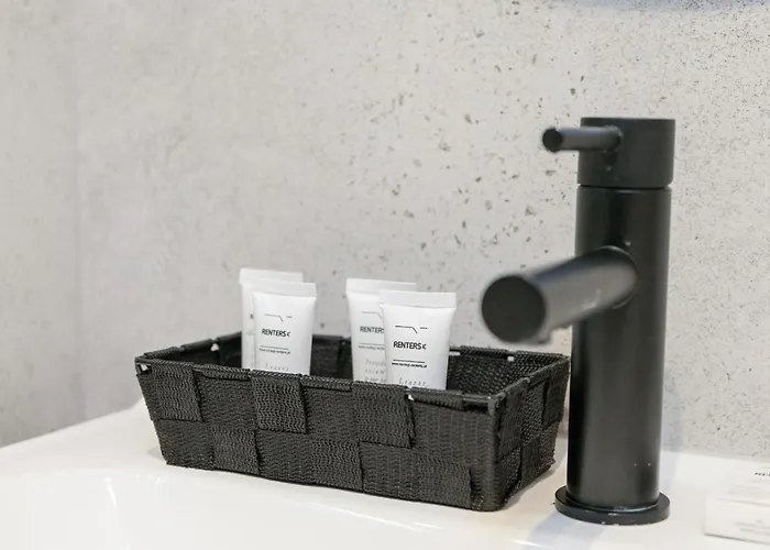 Tasteful Beige With Parking By Renters Apartman