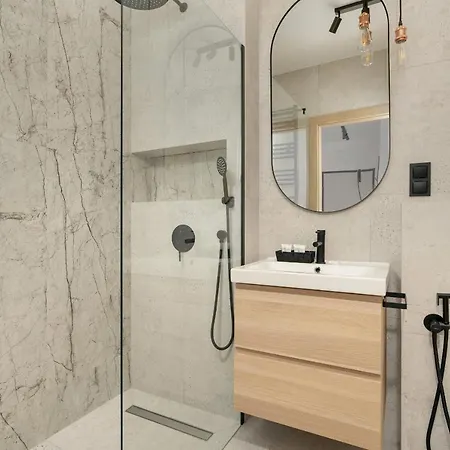 Tasteful Beige With Parking By Renters Apartamento Poznan