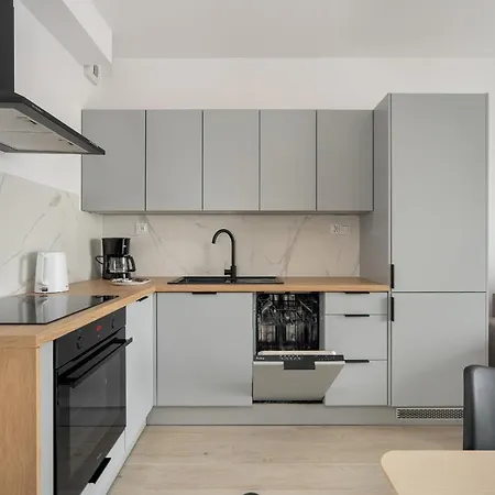Apartment Tasteful Beige With Parking By Renters Posen